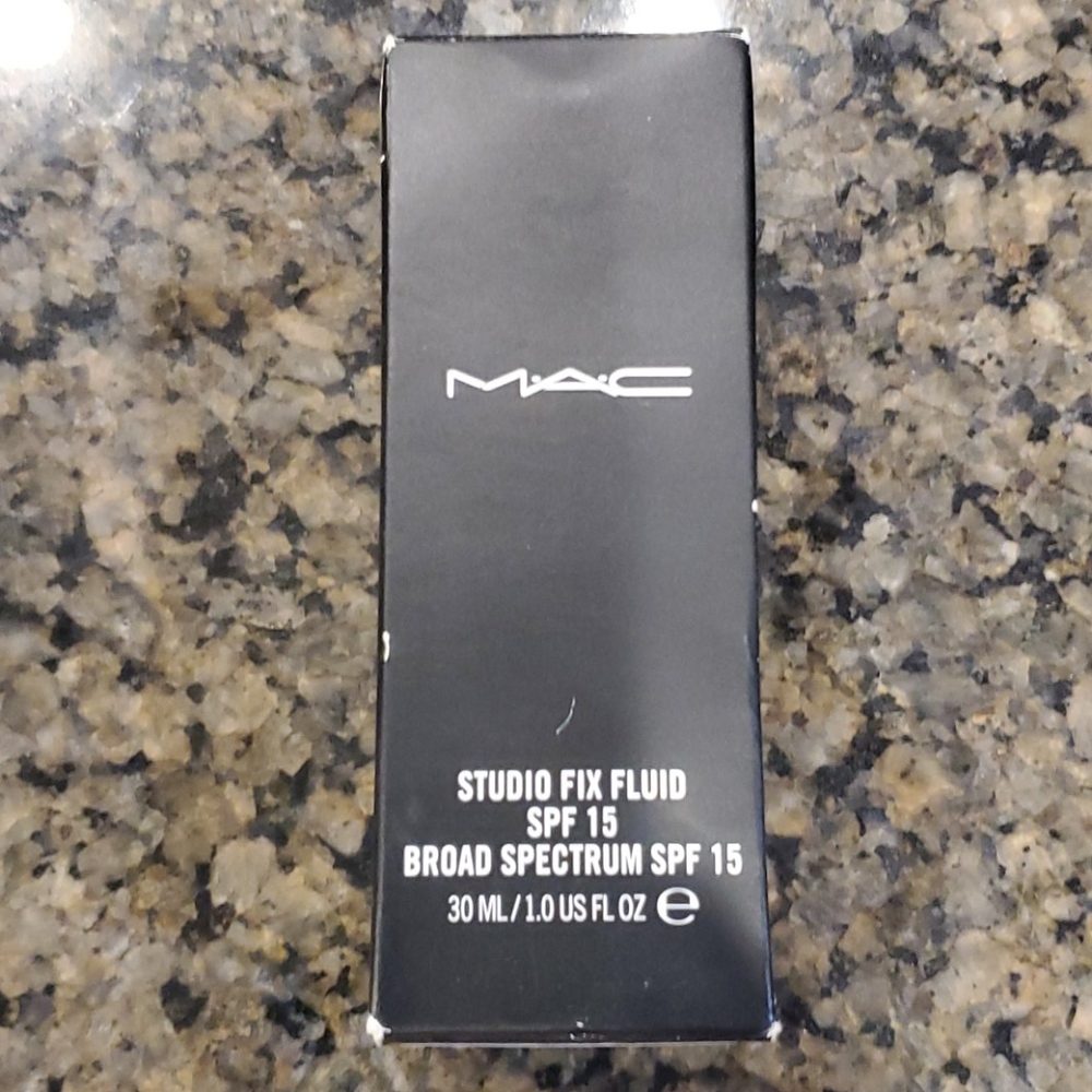 MAC Studio Fix Fluid SPF 15 NC15